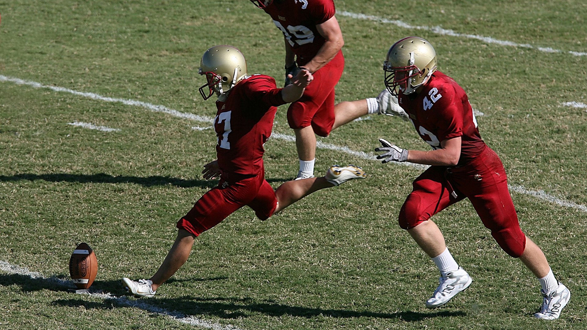 “智慧足球场地：AI裁判与实时数据分析应用推广”，智慧足球公园