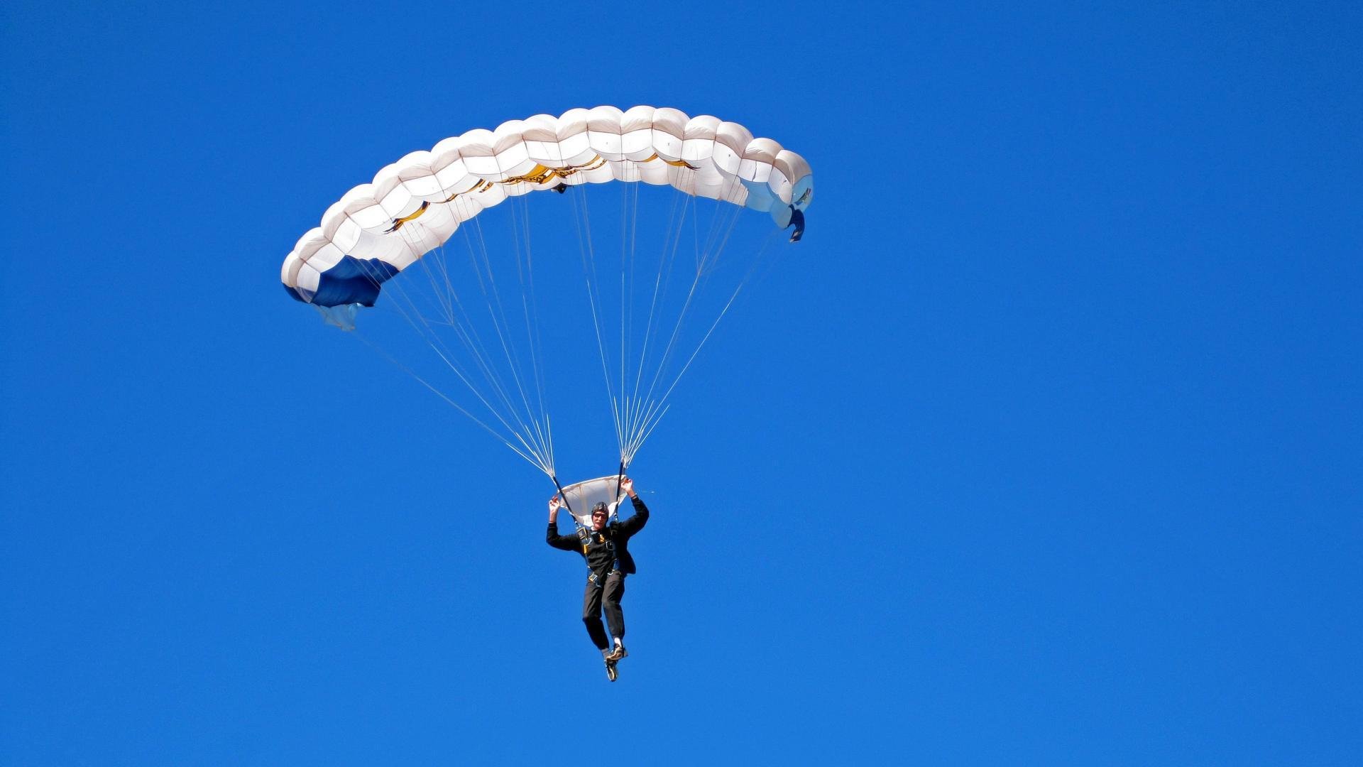 足球场上的搞笑段子：笑料不断！，足球的搞笑瞬间